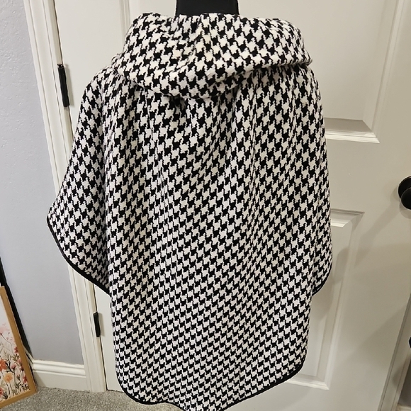 AKIRA Black and White Houndstooth Cape - Picture 8 of 8